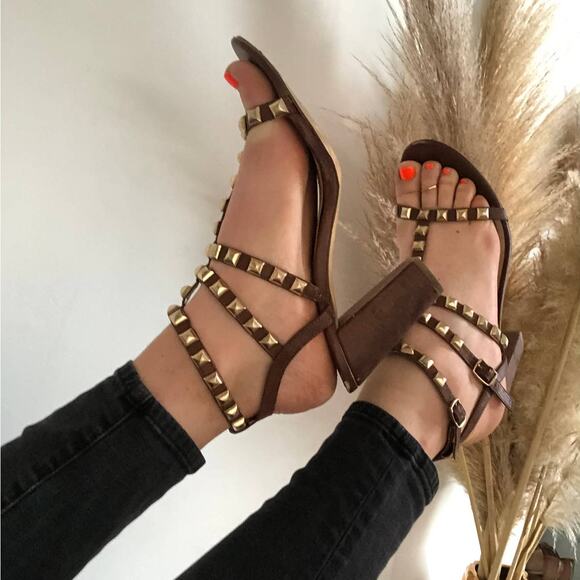 BCBG Brown Leather Gold Metal Studded T- Strap Strappy Sandals Chunky Heel 9 - Picture 10 of 13